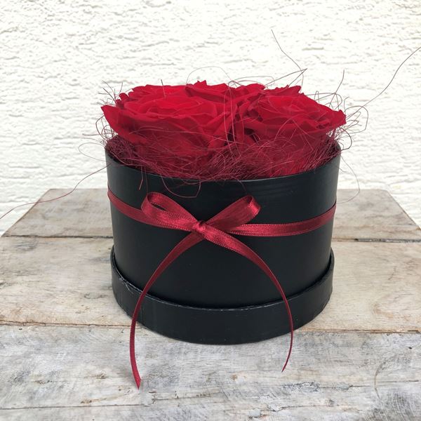 Image sur Boîte à roses – ronde, en noir, avec 5 roses véritables, stabilisées, en rouge