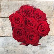 Image sur Boîte à roses – ronde, en noir, avec 7 roses véritables, stabilisées, en rouge