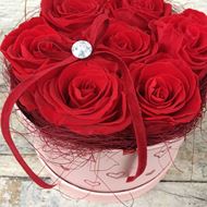 Image sur Superbe boîte à roses "De tout cœur" en rose, avec 7 vraies roses stabilisées en rouge, Ø env. 15 cm