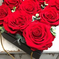 Edle schwarze Rosenbox "Love" mit 9 stabilisierten roten Rosen