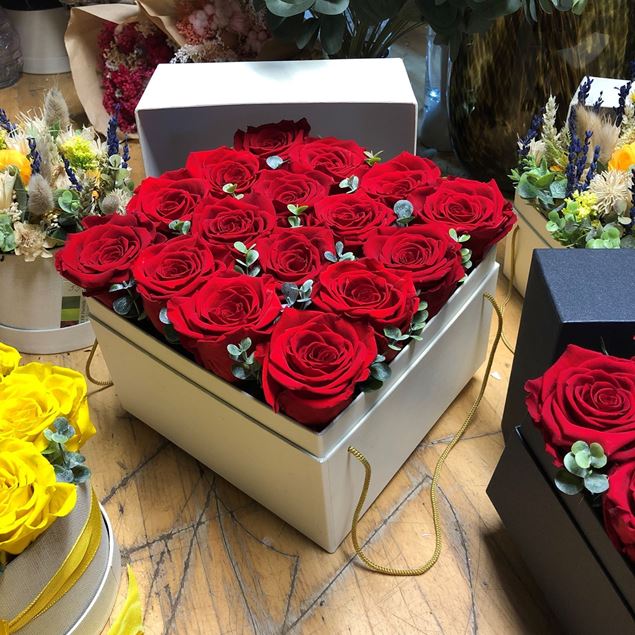 Edle weisse Rosenbox "Love" mit 16 stabilisierten roten Rosen