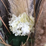 Trendiger Strauss mit Pampas, Schneeball und Eukalyptus