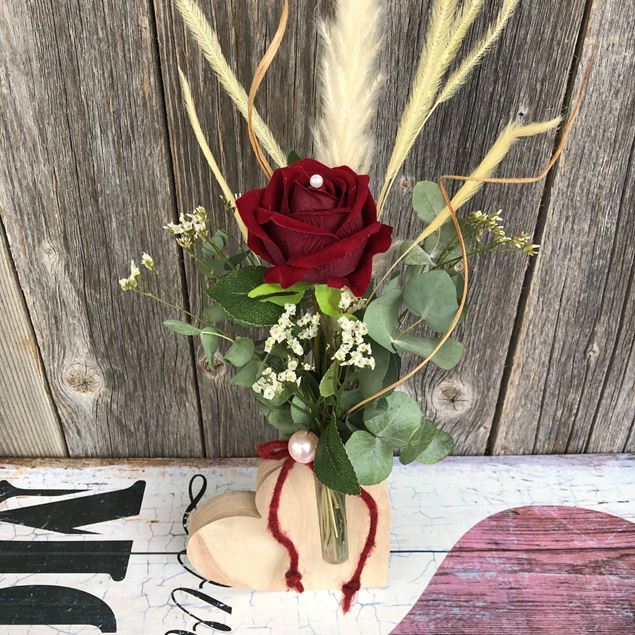 Herz aus Holz mit roter Rose und Kunstperle geschmückt